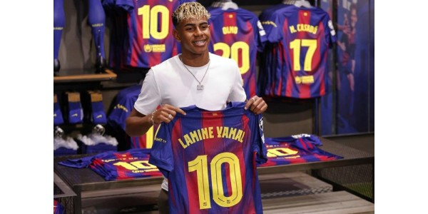 A constante troca de número de Lamine Yamal no FC Barcelona A constante troca de número de Lamine Yamal no FC Barcelona